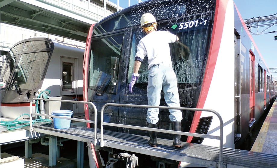 車輌の洗浄をする作業員